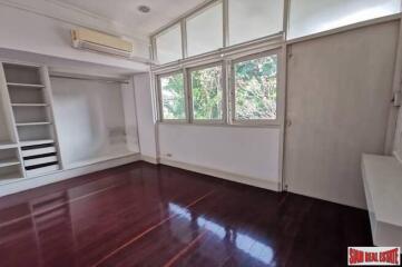 Two Bedroom Pet Friendly House for Rent with Nice Yard and Close to BTS Ekkamai