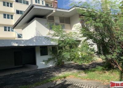 Two Bedroom Pet Friendly House for Rent with Nice Yard and Close to BTS Ekkamai