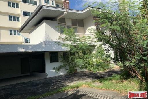 Two Bedroom Pet Friendly House for Rent with Nice Yard and Close to BTS Ekkamai