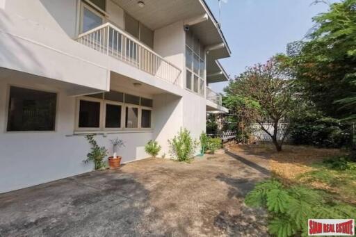 Two Bedroom Pet Friendly House for Rent with Nice Yard and Close to BTS Ekkamai