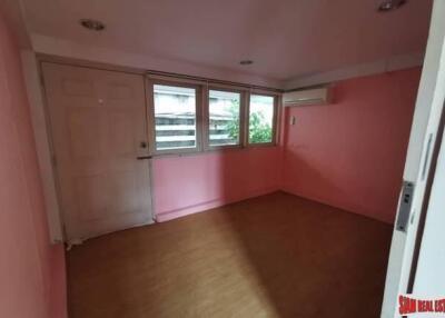 Two Bedroom Pet Friendly House for Rent with Nice Yard and Close to BTS Ekkamai