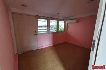 Two Bedroom Pet Friendly House for Rent with Nice Yard and Close to BTS Ekkamai