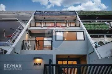 Modern 3-Bedroom Townhouse in Ekkamai - Ideal for Families