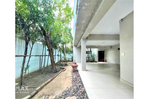 For Rent: Modern 41 Bedroom Detached House with Pool in Sukhumvit 63 near BTS Ekamai