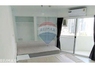 Pet Friendly 2 Bed Condo for Rent 5 Mins Walk from BTS Thong Lo, Sukhumvit 55