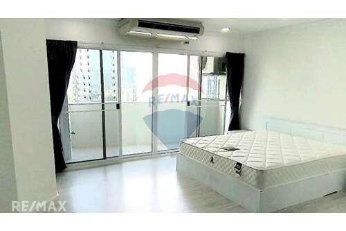 Pet Friendly 2 Bed Condo for Rent 5 Mins Walk from BTS Thong Lo, Sukhumvit 55