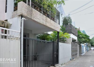 Modern Townhome for Rent near BTS Ekamai Station