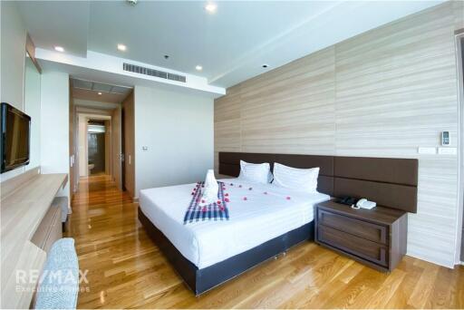 Luxurious 3 Bedroom Condo with Balcony in Sukhumvit 39 High Rise Building