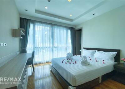 Luxurious 3 Bedroom Condo with Balcony in Sukhumvit 39 High Rise Building