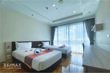 Luxurious 3 Bedroom Condo with Balcony in Sukhumvit 39 High Rise Building