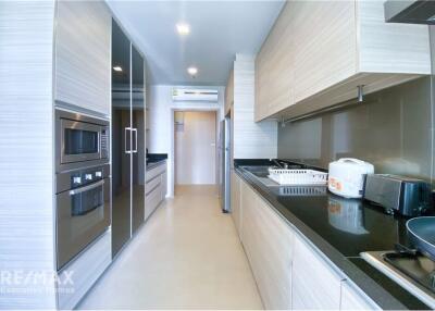 Luxurious 3 Bedroom Condo with Balcony in Sukhumvit 39 High Rise Building