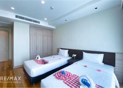 Luxurious 3 Bedroom Condo with Balcony in Sukhumvit 39 High Rise Building