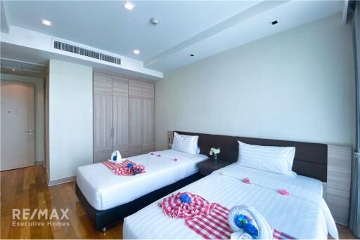 Luxurious 3 Bedroom Condo with Balcony in Sukhumvit 39 High Rise Building