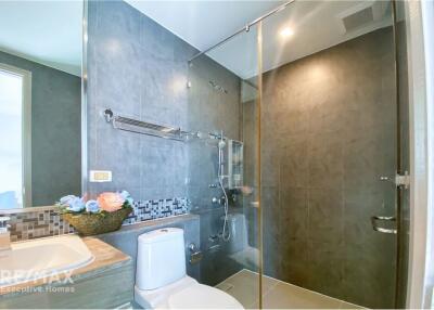 Luxurious 3 Bedroom Condo with Balcony in Sukhumvit 39 High Rise Building