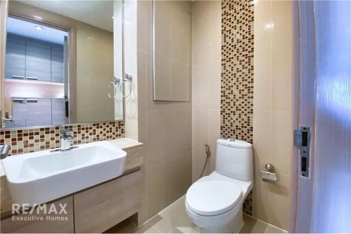 Luxurious 2 Bedroom Condo with Balcony in High Rise Building, Sukhumvit 39