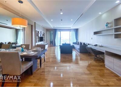 Luxurious 2 Bedroom Condo with Balcony in High Rise Building, Sukhumvit 39