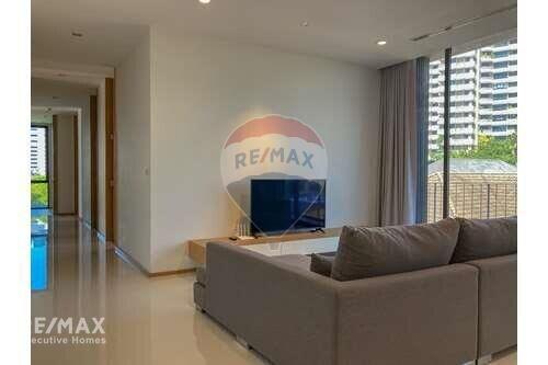 Modern 3 Bed Condo for Rent near BTS Phrompong Rama 4