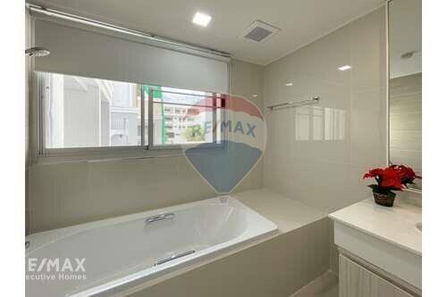 Modern 2-Bedroom Condo near Convenience Stores and Supermarkets in Thong Lo