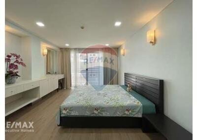 Modern 2-Bedroom Condo near Convenience Stores and Supermarkets in Thong Lo