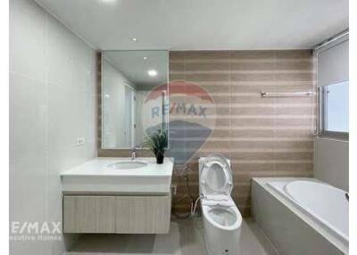 Modern 2-Bedroom Condo near Convenience Stores and Supermarkets in Thong Lo