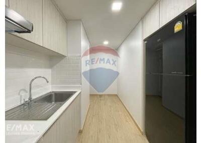 Modern 2-Bedroom Condo near Convenience Stores and Supermarkets in Thong Lo