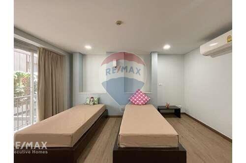 Modern 2-Bedroom Condo near Convenience Stores and Supermarkets in Thong Lo