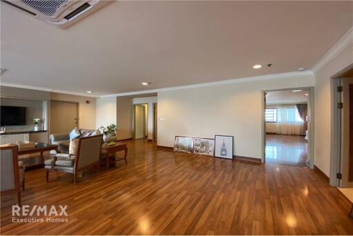 Pet Friendly Renovated Style Spacious 3 Bedrooms Condo in Asoke