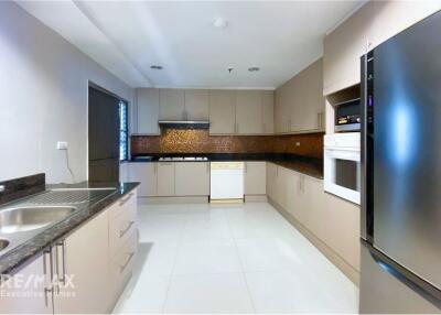 Pet Friendly Renovated Style Spacious 3 Bedrooms Condo in Asoke