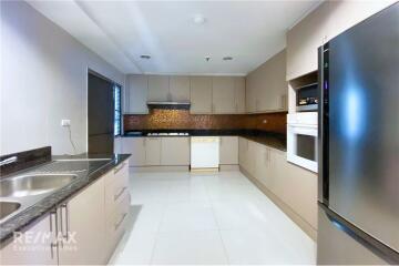 Pet Friendly Renovated Style Spacious 3 Bedrooms Condo in Asoke