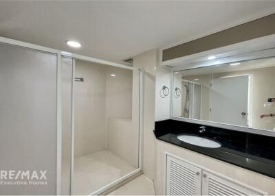 Modern 2 Bedroom Condo for Rent near BTS Chidlom