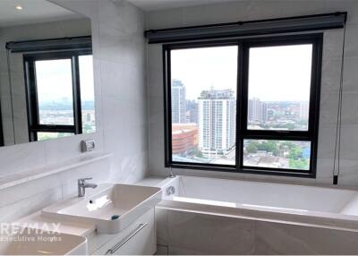 Corner Room Condo with Effortless BTS Ejson Ekkamai Access, Only 7 Mins Walk