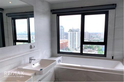 Corner Room Condo with Effortless BTS Ejson Ekkamai Access, Only 7 Mins Walk