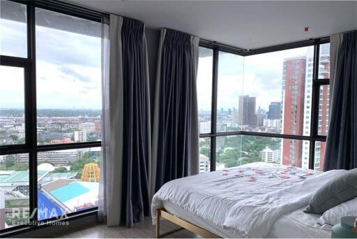 Corner Room Condo with Effortless BTS Ejson Ekkamai Access, Only 7 Mins Walk