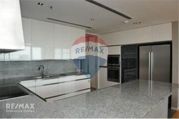 Spacious 31 Bed Condo at The Met  High Floor  Close to BTS Chong Nonsi (10 Mins Walk)