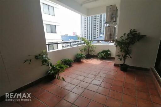 Pet Friendly Renovated Condo with Spacious 21 Bedrooms in Asoke