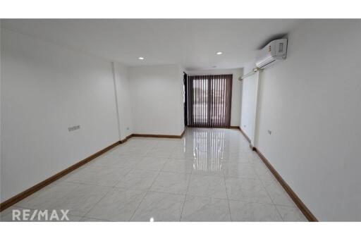 Townhouse For Rent: Spacious 4-Storey Home Office with 6 Bedrooms in Sukhumvit 101/1