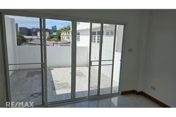 Townhouse For Rent: Spacious 4-Storey Home Office with 6 Bedrooms in Sukhumvit 101/1