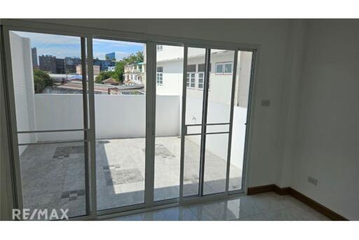 Townhouse For Rent: Spacious 4-Storey Home Office with 6 Bedrooms in Sukhumvit 101/1