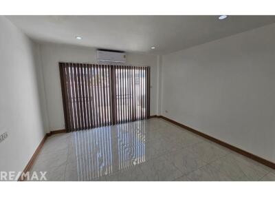 Townhouse For Rent: Spacious 4-Storey Home Office with 6 Bedrooms in Sukhumvit 101/1