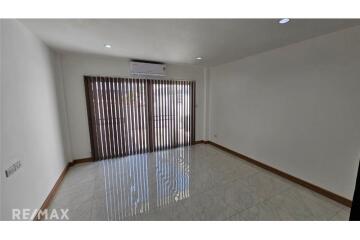 Townhouse For Rent: Spacious 4-Storey Home Office with 6 Bedrooms in Sukhumvit 101/1