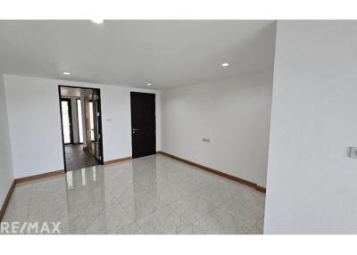 Townhouse For Rent: Spacious 4-Storey Home Office with 6 Bedrooms in Sukhumvit 101/1