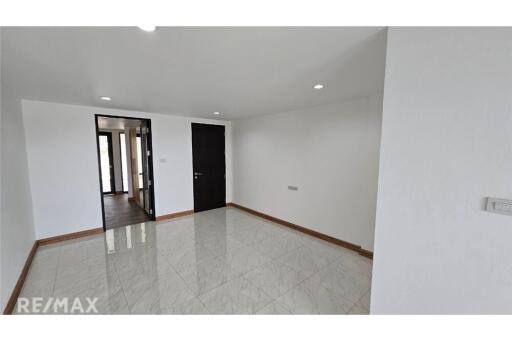 Townhouse For Rent: Spacious 4-Storey Home Office with 6 Bedrooms in Sukhumvit 101/1