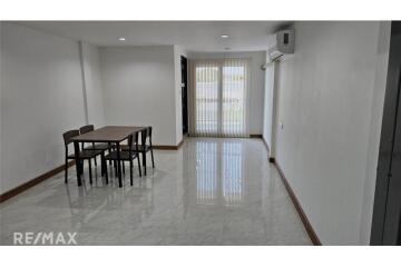 Townhouse For Rent: Spacious 4-Storey Home Office with 6 Bedrooms in Sukhumvit 101/1