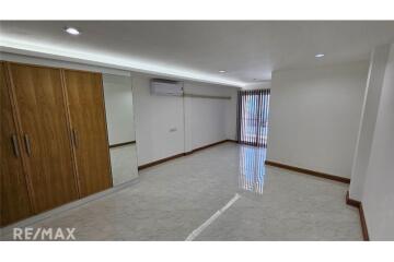 Townhouse For Rent: Spacious 4-Storey Home Office with 6 Bedrooms in Sukhumvit 101/1