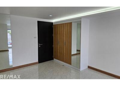 Townhouse For Rent: Spacious 4-Storey Home Office with 6 Bedrooms in Sukhumvit 101/1