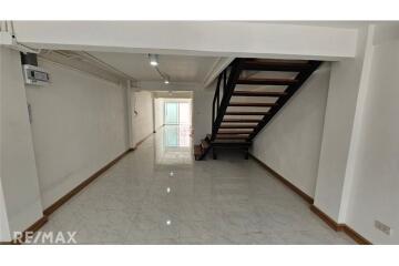 Townhouse For Rent: Spacious 4-Storey Home Office with 6 Bedrooms in Sukhumvit 101/1