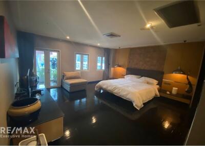 4-Story Corner Unit Townhouse with Stunning Views and Private Compound at Sukhumvit 49 - For Sale