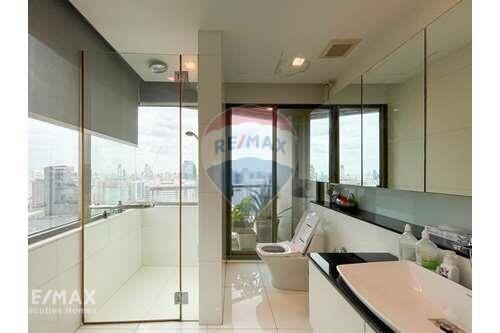 Luxurious Penthouse with Stunning BTS Asoke View