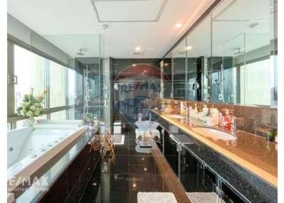 Luxurious Penthouse with Stunning BTS Asoke View