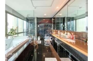 Luxurious Penthouse with Stunning BTS Asoke View